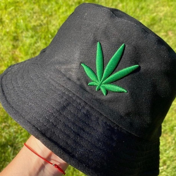 BLACK BUCKET HAT WITH EMBROIDERED WEED LEAF O/S **NWT** - Picture 4 of 6